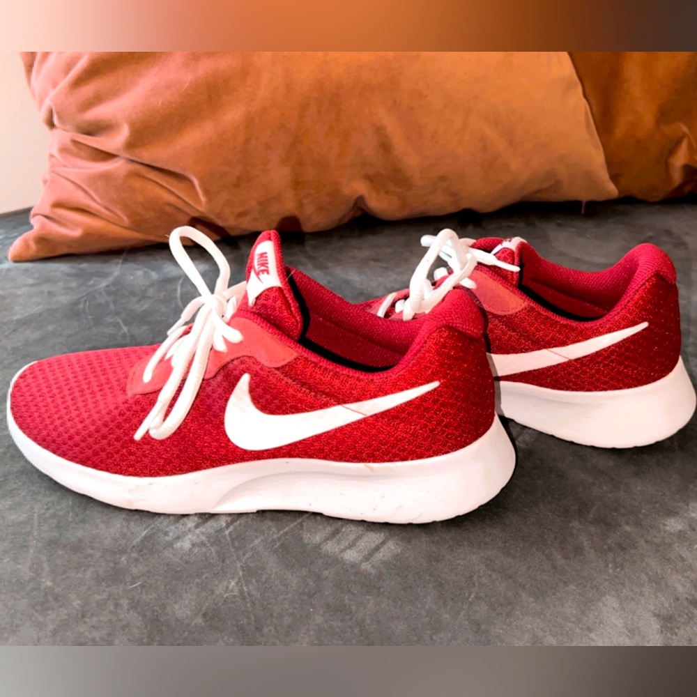 Nike Tanjun Shoes Women’s Burgandy